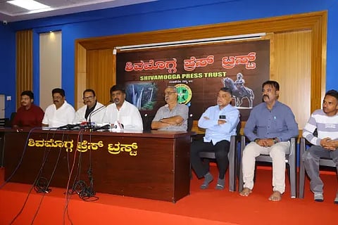 ಕೆಎಸ್‌ಸಿಎ ವಲಯ ಸಂಚಾಲಕ, ಎಂಎಲ್‌ಸಿ ಡಿ.ಎಸ್.ಅರುಣ್ ಮಾತನಾಡಿದರು. ಕೆಎಸ್‌ಸಿಎ ಶಿವಮೊಗ್ಗ ವಲಯದ ಅಧ್ಯಕ್ಷ ನಾಗೇಂದ್ರ ಕೆ. ಪಂಡಿಸ್, ಎಚ್.ಎಸ್.ಸದಾನಂದ್, ಡಿ.ಆರ್.ನಾಗರಾಜ್, ಐಡಿಯಲ್ ಗೋಪಿ, ಯಶವಂತ್ ನಾಯ್ಕ್, ಚಂದನ್ ಸುದ್ದಿಗೋಷ್ಠಿಯಲ್ಲಿದ್ದರು. 