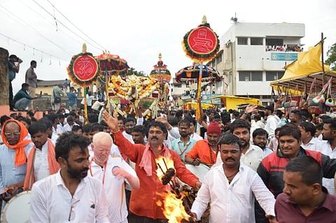 ಗದಗ ವೀರೇಶ್ವರ ಪುಣ್ಯಾಶ್ರಮದದಲ್ಲಿ ಉಭಯ ಗುರುಗಳ ಜಾತ್ರಾ ಮಹೋತ್ಸವದ ಅಂಗವಾಗಿ ಭಾನುವಾರ ಸಂಭ್ರಮದಿಂದ ಮಹಾರಥೋತ್ಸವ Maharathotsava ನೆರವೇರಿತು. 
