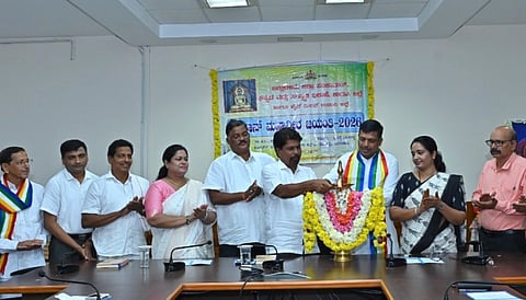 ಉಡುಪಿಯಲ್ಲಿ ಆಯೋಜಿಸಿದ್ದ ಭಗವಾನ್​ ಮಹಾವೀರ ಜಯಂತಿಯನ್ನು ಎಂ.ಎ. ಗಫೂರ್​ ಉದ್ಘಾಟಿಸಿದರು. ದಿನಕರ್​ ಹೇರೂರು, ಯೋಗರಾಜ್​ ಶಾಸ್ತ್ರಿ, ಪೂರ್ಣಿಮಾ, ಡಾ. ನಿತಿನ್​ ಪಾಟೀಲ್​, ಪ್ರಸನ್ನ ಶ್ವೇತಾ ಜೈನ ಇತರರಿದ್ದರು.