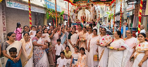 ಭಗವಾನ್ ಮಹಾವೀರ ಜಯಂತಿ ಅಂಗವಾಗಿ ಮಂಡ್ಯ ನಗರದಲ್ಲಿ ಮೆರವಣಿಗೆ ಆಯೋಜಿಸಲಾಗಿತ್ತು.