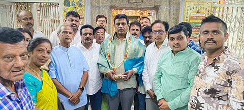 ಮಂಡ್ಯ ನಗರದ ಮಹಾವೀರ ಭವನದಲ್ಲಿ ಆಯೋಜಿಸಿದ್ದ ಭಗವಾನ್ ಮಹಾವೀರ ಜಯಂತ್ಯುತ್ಸವದಲ್ಲಿ ಶಾಸಕ ಪಿ.ರವಿಕುಮಾರ್ ಗಣಿಗ ಅವರನ್ನು ಅಭಿನಂದಿಸಲಾಯಿತು.