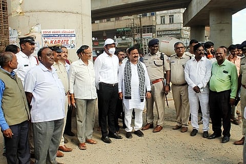 mahesh tenginakai ಹುಬ್ಬಳ್ಳಿಯಲ್ಲಿ ಗಣೇಶ ವಿಸರ್ಜನಾ ಮೆರವಣಿಗೆಗೆ ಸಂಬಂಧಿಸಿದಂತೆ ಶಾಸಕ ಮಹೇಶ ಟೆಂಗಿನಕಾಯಿ ಅವರು ಶನಿವಾರ ಸ್ಥಳ ಪರಿಶೀಲಿಸಿದರು. 