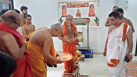 ಮುಂಬೈಯಲ್ಲಿರುವ ಪುತ್ತಿಗೆ ಶಾಖಾ ಮಠದಲ್ಲಿ ಸಂಧ್ಯಾ ಪೀಠ, ಮಹಿಳಾ ವಿದ್ಯಾಪೀಠಕ್ಕೆ ಸುಗುಣೇಂದ್ರ ಶ್ರೀ ಚಾಲನೆ ನೀಡಿದರು. ವಿದ್ವಾನ್​ ಪ್ರಹ್ಲಾದ ಆಚಾರ್ಯ, ಮಾನ್ಯೂರು ಅನಂತಮೂರ್ತಿ, ನಾಗರಾಜ್​ ಆಚಾರ್ಯ, ರತೀಶ್​ ತಂತ್ರಿ ಇತರರಿದ್ದರು.