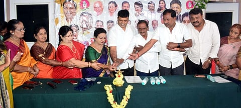 ಮಂಡ್ಯ ನಗರದ ಕಾಂಗ್ರೆಸ್ ಕಚೇರಿಯಲ್ಲಿ ಆಯೋಜಿಸಿದ್ದ ಪದಗ್ರಹಣ ಸಮಾರಂಭವನ್ನು ತಾಪಂ ಮಾಜಿ ಅಧ್ಯಕ್ಷ ಸಿ.ತ್ಯಾಗರಾಜು ಉದ್ಘಾಟಿಸಿದರು.
