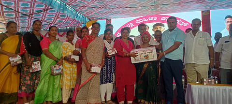 ಮಂಡ್ಯ ತಾಲೂಕು ಕೆರಗೋಡು ಗ್ರಾಮದಲ್ಲಿ ಆಯೋಜಿಸಿದ್ದ ಸ್ಪರ್ಧೆಯಲ್ಲಿ ವಿಜೇತರಾದ ಮಹಿಳೆಯರಿಗೆ ಶಾಸಕ ಪಿ.ರವಿಕುಮಾರ್ ಗಣಿಗ ಬಹುಮಾನ ವಿತರಿಸಿದರು.