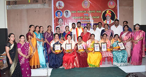 ಮಂಡ್ಯದಲ್ಲಿ ಆಯೋಜಿಸಿದ್ದ ಅಂತಾರಾಷ್ಟ್ರೀಯ ಮಹಿಳಾ ದಿನಾಚರಣೆಯಲ್ಲಿ ವಿವಿಧ ಕ್ಷೇತ್ರದ ಸಾಧಕಿಯರನ್ನು ಸನ್ಮಾನಿಸಲಾಯಿತು. 