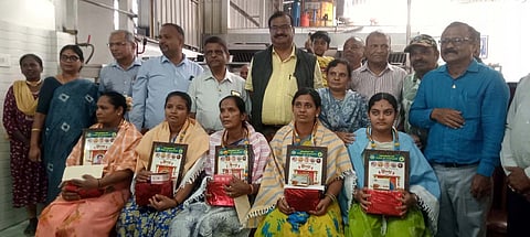  ಮಂಡ್ಯ ನಗರದಲ್ಲಿ ಆಯೋಜಿಸಿದ್ದ ಅಂತಾರಾಷ್ಟ್ರೀಯ ಮಹಿಳಾ ದಿನಾಚರಣೆಯಲ್ಲಿ ಶ್ರಮಿಕರಿಗೆ ಶ್ರಮಸ್ತ್ರೀ ಪ್ರಶಸ್ತಿ ಪ್ರದಾನ ಮಾಡಲಾಯಿತು.  