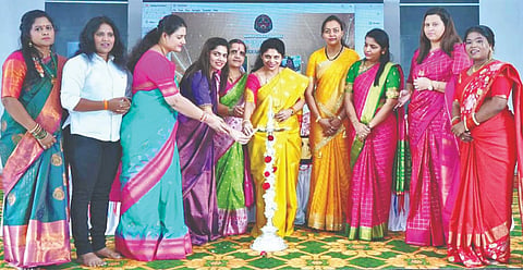 ಕಲಬುರಗಿ ದರಿಯಾಪುರ ಬಡಾವಣೆಯಲ್ಲಿರುವ ಚಂದ್ರಶೇಖರ್ ಪಾಟೀಲ್ ರೇವೂರ್ ಸ್ಮಾರಕ ಔಷಧ ಭವನದಲ್ಲಿ ಸಂಪೂರ್ಣೇಶ್ವರಿ ಮಹಿಳಾ ಸಬಲೀಕರಣ ಒಕ್ಕೂಟದ ವತಿಯಿಂದ ಭಾನುವಾರ ಆಯೋಜಿಸಿದ್ದ ಅಂತಾರಾಷ್ಟಿçÃಯ ಮಹಿಳಾ ದಿನಾಚರಣೆ ಕಾರ್ಯಕ್ರಮಕ್ಕೆ ಡಾ.ಸುಧಾ ಹಾಲಕಾಯಿ, ಲಕ್ಷಿö್ಮÃ ದತ್ತಾತ್ರೇಯ ಪಾಟೀಲ್ ರೇವೂರ್ ಚಾಲನೆ ನೀಡಿದರು. ಉಪ ಮೇಯರ್ ತೃಪ್ತಿ ಎಸ್.ಲಾಖೆ, ವಿರೋಧ ಪಕ್ಷದ ನಾಯಕಿ ಶೋಭಾ ಗುರುರಾಜ ದೇಸಾಯಿ, ಡಾ.ಸ್ನೇಹಾ ಕೆ., ಕವಿತಾ ಚೌಹಾಣ್, ಡಾ.ಶ್ವೇತಾ ನಿಧಿ, ಅಮೂಲ್ಯ ಶೆಟ್ಟಿ, ಸ್ನೇಹಲ್ ಪಾಟೀಲ್ ಇತರರಿದ್ದರು.