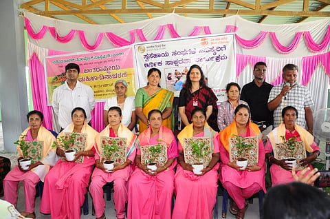 ಮಂಡ್ಯ ತಾಲೂಕು ಮಂಗಲ ಗ್ರಾಮದಲ್ಲಿ ಆಯೋಜಿಸಿದ್ದ ಸಮಾರಂಭದಲ್ಲಿ ಆಶಾ ಕಾರ್ಯಕರ್ತೆಯರನ್ನು ಅಭಿನಂದಿಸಲಾಯಿತು. 