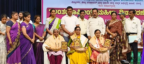 ಮಂಡ್ಯ ನಗರದ ಅಂಬೇಡ್ಕರ್ ಭವನದಲ್ಲಿ ಆಯೋಜಿಸಿದ್ದ ಮಹಿಳಾ ದಿನಾಚರಣೆಯಲ್ಲಿ ರಾಜ್ಯಮಟ್ಟದ ಕಿತ್ತೂರು ರಾಣಿ ಚನ್ನಮ್ಮ ಪ್ರಶಸ್ತಿ ಪುರಸ್ಕೃತರನ್ನು ಸನ್ಮಾನಿಸಲಾಯಿತು.