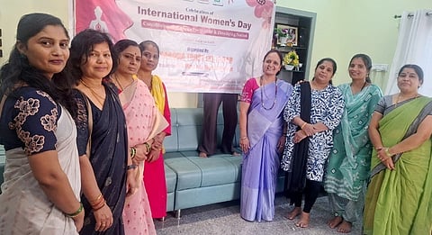 ಬೀದರ್​ನಲ್ಲಿ ಆಯೋಜಿಸಿದ್ದ ಮಹಿಳಾ ದಿನಾಚರಣೆಯಲ್ಲಿ ಡಾ.ಮಂಜುಳಾ ಮುಚಳಂಬೆ, ವಿಜಯಲಕ್ಷ್ಮೀ, ರೇಖಾ ಹೊನ್ನಾ ಇತರರಿದ್ದರು.