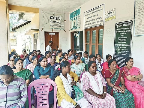 ಮಹಿಳಾ ಗ್ರಾಮ ಸಭೆಯಲ್ಲಿ ಪಾಲ್ಗೊಂಡ ಮಹಿಳೆಯರು.