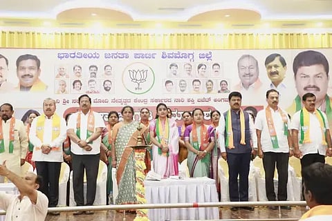 ಶಿವಮೊಗ್ಗ ಬಂಟರ ಭವನದಲ್ಲಿ ಮಹಿಳಾ ಜಾಗೃತಿ ಸಮವೇಶ ನಡೆಯಿತು. ಬಿ.ವೈ.ರಾಘವೇಂದ್ರ, ಮಾಳವಿಕಾ ಅವಿನಾಶ್, ಸಿ.ಮಂಜುಳಾ, ಎಸ್.ಎನ್.ಚನ್ನಬಸಪ್ಪ, ಎಸ್.ದತ್ತಾತ್ರಿ, ಕೆ.ಬಿ.ಅಶೋಕನಾಯ್ಕ, ಕೆ.ಜಿ.ಕುಮಾರಸ್ವಾಮಿ, ಮಧುರಾ ಶಿವಾನಂದ, ಎನ್.ಕೆ.ಜಗದೀಶ್, ಗಾಯತ್ರಿ ಮಲ್ಲಪ್ಪ, ಶಾಂತಾ ಸುರೇಂದ್ರ, ಸುರೇಖಾ ಮುರುಳೀಧರ್ ಇದ್ದರು.