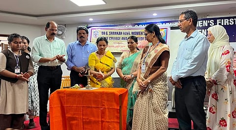 ಉಡುಪಿಯ ಜಿ.ಶಂಕರ್​ ಕಾಲೇಜಿನಲ್ಲಿ ಆಯೋಜಿಸಿದ್ದ ಉಪನ್ಯಾಸ ಕಾರ್ಯಕ್ರಮವನ್ನು ನಾಗವೇಣಿ ಮಂಚಿ ಉದ್ಘಾಟಿಸಿದರು. ಪ್ರೊ. ನಿಕೇತನಾ, ಡಾ. ರಾಜೇಂದ್ರ ಕೆ., ವಿದ್ಯಾ ಡಿ., ಡಾ. ಸಫಿಯಾ, ಡಾ. ನವೀನ್​ ಕೊಣಾಜೆ, ಮಂಜುನಾಥ್​ ಇದ್ದರು.