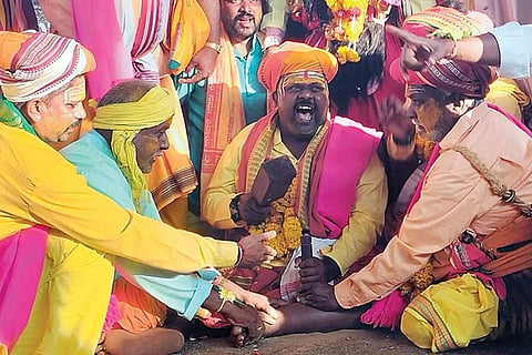 ಮೈಲಾರದದಲ್ಲಿ ಗುರುವಾರ ದೇವಸ್ಥಾನದ ಆವರಣದಲ್ಲಿ ಕಂಚಾವೀರರಿಂದ ಭಗಣಿಗೂಟ ಪವಾಡ ನಡೆಯಿತು.