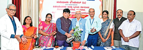 hospice care ಹುಬ್ಬಳ್ಳಿಯ ನವನಗರ ರಮಿಲಾ ಹಾಸ್ಪೆಸ್​ನಲ್ಲಿ ಬುಧವಾರ ಏರ್ಪಡಿಸಿದ್ದ ಪ್ಯಾಲಿಯೇಟಿವ್​ ಕೇರ್​ ಹಾಗೂ ಜೀವನ ಕೌಶಲ ತರಬೇತಿ ಕಾರ್ಯಾಗಾರವನ್ನು ಜಿಪಂ ಉಪ ಕಾರ್ಯದರ್ಶಿ ಮಲ್ಲಿಕಾರ್ಜುನ ತೊದಲಬಾಗಿ ಉದ್ಘಾಟಿಸಿದರು. ಜಿತೇಂದ್ರ ಮಜೇಥಿಯಾ, ಡಾ. ವಿ.ಬಿ. ನಿಟಾಲಿ, ಡಾ. ಆರ್​. ಶ್ರೀವಾಣಿ, ಸವಿತಾ ಕಾಳೆ, ಮೋಹನಕುಮಾರ, ಪಿ. ಗೌತಮಿ, ಸುನೀಲಕುಮಾರ ಕುಕನೂರ, ಅಮರೇಶ ಹಿಪ್ಪರಗಿ ಇದ್ದರು.