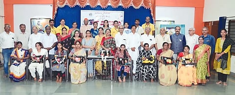 majethiya sewing ಹುಬ್ಬಳ್ಳಿಯಲ್ಲಿ ಭಾನುವಾರ ಮಜೇಥಿಯಾ ಫೌಂಡೇಷನ್​ ವತಿಯಿಂದ ಏರ್ಪಡಿಸಿದ್ದ ಸಮಾರಂಭದಲ್ಲಿ ಮಹಿಳೆಯರಿಗೆ ಹೊಲಿಗೆ ಯಂತ್ರ ವಿತರಿಸಲಾಯಿತು. ಪ್ರಭಾ ನಿಡವಣಿ, ಸಂಗೀತಾ ಮಾನೆ, ಗೋವಿಂದಪ್ಪ ಗೌಡಪ್ಪಗೋಳ, ಅಮರೇಶ ಹಿಪ್ಪರಗಿ, ಸುನಿಲಕುಮಾರ ಕುಕ್ಕನೂರ, ಇತರರು ಇದ್ದರು.