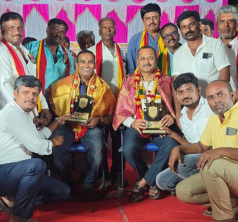 ಮಂಡ್ಯ ತಾಲೂಕು ಹೆಮ್ಮಿಗೆ ಗ್ರಾಮದ ಸರ್ಕಾರಿ ಶಾಲೆಯಲ್ಲಿ ಆಯೋಜಿಸಿದ್ದ ಮಕ್ಕಳ ಹಬ್ಬ ಕಾರ್ಯಕ್ರಮದಲ್ಲಿ ಎಎಸ್ಪಿ ಎಸ್.ಇ.ಗಂಗಾಧರಸ್ವಾಮಿ ಹಾಗೂ ಕನ್ನಡ ಸೇನೆ ಜಿಲ್ಲಾಧ್ಯಕ್ಷ ಎಚ್.ಸಿ.ಮಂಜುನಾಥ್ ಅವರನ್ನು ಸನ್ಮಾನಿಸಲಾಯಿತು.