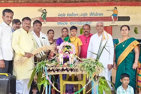 ಹನುಮನಕೊಪ್ಪ ಗ್ರಾಮದ ಸರ್ಕಾರಿ ಪ್ರಾಥಮಿಕ ಶಾಲೆಯಲ್ಲಿ (School) ಮಕ್ಕಳಿಗಾಗಿ ಮಂಗಳವಾರ ಏರ್ಪಡಿಸಿದ್ದ ಮಕ್ಕಳ ಸಂತೆಯನ್ನು ಗ್ರಾಪಂ ನಿಕಟಪೂರ್ವ ಅಧ್ಯಕ್ಷ ಬಶೀರ್ ಅಹ್ಮದ ಮಾಳಗಿಮನಿ ಉಧ್ಘಾಟಿಸಿದರು.