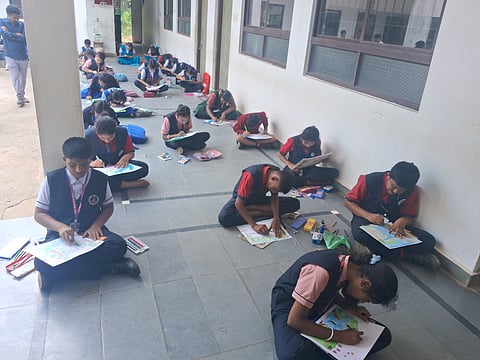  ಚಿತ್ರ ಬಿಡಿಸುತ್ತಿರುವ ಮಕ್ಕಳು