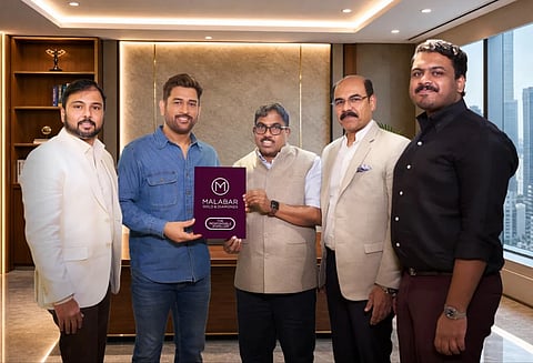 ಮಾಜಿ ಕ್ರಿಕೆಟ್ ನಾಯಕ ಎಂ.ಎಸ್. ಧೋನಿ, ಮಲಬಾರ್ ಗೋಲ್ಡ್ ಆ್ಯಂಡ್  ಡೈಮಂಡ್ಸ್‌ನ ಬ್ರ್ಯಾಂಡ್ ಅಂಬಾಸಿಡರ್ ಆಗಿ ನೇಮಕಗೊಂಡಿದ್ದಾರೆ.