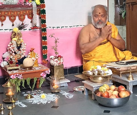 ಕಲಬುರಗಿ ಜಿಲ್ಲೆಯ ಮಳಖೇಡದಲ್ಲಿ ಸೋಮವಾರ ನಡೆದ ಧಾರ್ಮಿಕ ಕಾರ್ಯಕ್ರಮದಲ್ಲಿ ಪಂ.ವೆಂಕಣ್ಣಾಚಾರ್ಯ ಪೂಜಾರ್​ ಭಾಗವತ ಪ್ರವಚನ ನಡೆಸಿಕೊಟ್ಟರು.