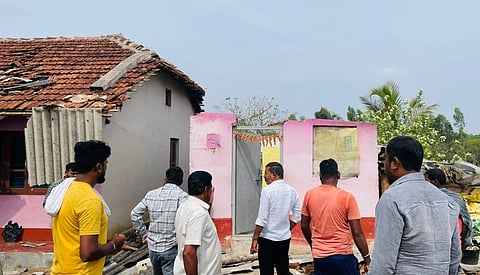 ಆಲೂರು ತಾಲೂಕಿನ ಗೇಕರವಳ್ಳಿ ಗ್ರಾಮದಲ್ಲಿ ಮಳೆಯಿಂದ ಹಾನಿಗೊಳಗಾಗಿರುವ ಪ್ರದೇಶಕ್ಕೆ ಶಾಸಕ ಸಿಮೆಂಟ್ ಮಂಜು ಭೇಟಿ ನೀಡಿ ಪರಿಶೀಲನೆ ನಡೆಸಿದರು. ತಹಸೀಲ್ದಾರ್ ಮಲ್ಲಿಕಾರ್ಜುನ, ಕಂದಾಯ ಇಲಾಖೆ ಅಧಿಕಾರಿಗಳು ಹಾಜರಿದ್ದರು.