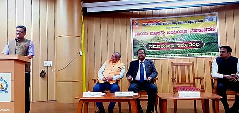 ನವನಗರದ ಕರ್ನಾಟಕ ರಾಜ್ಯ ಕಾನೂನು ವಿವಿಯಲ್ಲಿ ಏರ್ಪಡಿಸಿದ್ದ ವಾಯು ಮಾಲಿನ್ಯ ನಿಯಂತ್ರಣ(environment) ಜಾಗೃತಿ ಮಾಸಾಚರಣೆ ಸಮಾರೋಪ ಸಮಾರಂಭದಲ್ಲಿ ನ್ಯಾಯಮೂರ್ತಿ ಕೃಷ್ಣ ದೀಕ್ಷಿತ ಮಾತನಾಡಿದರು.