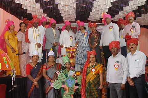 environmental ಹುಬ್ಬಳ್ಳಿಯ ಘಂಟಿಕೇರಿ ಶಾಲೆಯಲ್ಲಿ ಆಯೋಜಿಸಿದ್ದ ಕ್ಲಸ್ಟರ್ ಮಟ್ಟದ ಕಲಿಕಾ ಹಬ್ಬ ಹಾಗೂ ಮಾಲಿನ್ಯ ಮುಕ್ತ ಕರ್ನಾಟಕ ಸುವರ್ಣ ಮಹೋತ್ಸವವನ್ನು ಶಾಸಕ ಪ್ರಸಾದ ಅಬ್ಬಯ್ಯ ಉದ್ಘಾಟಿಸಿದರು. ಪ್ರೊಬೇಷನರಿ ಐಎಎಸ್ ಅಧಿಕಾರಿ ರಿತೀಕಾ ವರ್ಮ, ತಹಸೀಲ್ದಾರ ಮಹೇಶ ಗಸ್ತೆ, ಕ್ಷೇತ್ರ ಶಿಕ್ಷಣಾಧಿಕಾರಿ ಎಚ್.ಎಂ. ಫಡ್ನೇಶಿ ಹಾಗೂ ಇತರರು ಇದ್ದರು.