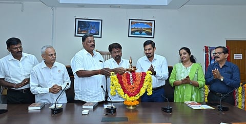 ಉಡುಪಿಯಲ್ಲಿ ಆಯೋಜಿಸಿದ್ದ ಹೇಮರೆಡ್ಡಿ ಮಲ್ಲಮ್ಮ ಜಯಂತಿಯನ್ನು ಎಂ.ಎ. ಗಫೂರ್​​ ಉದ್ಘಾಟಿಸಿದರು. ಅಬೀದ್​ ಗದ್ಯಾಳ್​, ಡಾ. ನಿರಂಜನ ಯು.ಸಿ., ಡಾ. ಗಣನಾಥ ಶೆಟ್ಟಿ ಎಕ್ಕಾರು, ಪೂರ್ಣಿಮಾ, ಶಾಂತನಗೌಡ ಇದ್ದರು.