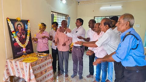 ಮಂಡ್ಯ ನಗರದಲ್ಲಿ ಆಯೋಜಿಸಿದ್ದ ಜಯಂತ್ಯುತ್ಸವದಲ್ಲಿ ಶಿವಶರಣೆ ಹೇಮರೆಡ್ಡಿ ಮಲ್ಲಮ್ಮ ಭಾವಚಿತ್ರಕ್ಕೆ ಗಣ್ಯರು ಪುಷ್ಪಾರ್ಚನೆ ಸಲ್ಲಿಸಿದರು.