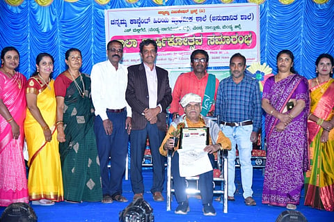 ಮಂಡ್ಯ ತಾಲೂಕು ಎಚ್.ಮಲ್ಲಿಗೆರೆ ಗ್ರಾಮದ ಚನ್ನಮ್ಮ ಹಿರಿಯ ಪ್ರಾಥಮಿಕ ಶಾಲೆಯಲ್ಲಿ ಆಯೋಜಿಸಿದ್ದ ವಾರ್ಷಿಕೋತ್ಸವದಲ್ಲಿ ಹಿರಿಯ ವಕೀಲ ಎಚ್.ಬಸವಯ್ಯ ಅವರನ್ನು ಸನ್ಮಾನಿಸಲಾಯಿತು.
