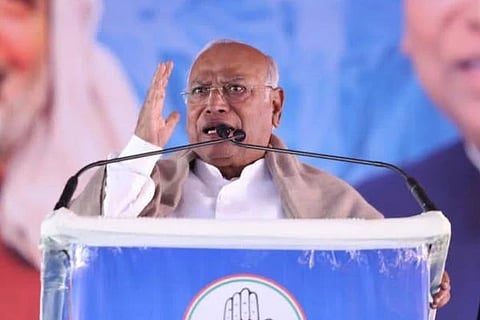 ಸ್ವತಂತ್ರ ಪತ್ರಕರ್ತರಿಗೆ ಶಿಕ್ಷೆ, ಜೀ ಹುಜೂರ್ ಎನ್ನುವವರಿಗೆ ಬಹುಮಾನ; ಕೇಂದ್ರ ಸರ್ಕಾರದ ವಿರುದ್ಧ ಮಲ್ಲಿಕಾರ್ಜುನ ಖರ್ಗೆ ಕಿಡಿ! 