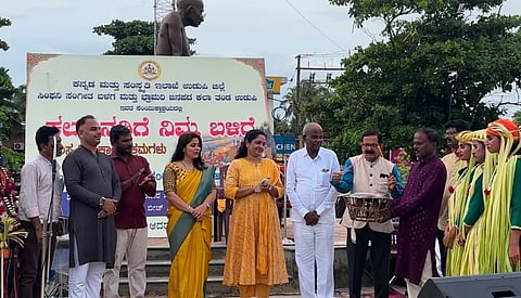 ಉಡುಪಿಯ ಮಲ್ಪೆ ಬೀಚ್​ನಲ್ಲಿ ಆಯೋಜಿಸಿದ್ದ 'ಕಲಾ ನಡಿಗೆ ನಿಮ್ಮ ಬಳಿಗೆ' ಕಾರ್ಯಕ್ರಮವನ್ನು ಡಾ. ಗಣನಾಥ ಶೆಟ್ಟಿ ಎಕ್ಕಾರು ಉದ್ಘಾಟಿಸಿದರು. ಪೂರ್ಣಿಮಾ, ಗೋಪಾಲ್​ ಸಿ. ಬಂಗೇರ, ಯಾದವ್​ ಅಮಿನ್​, ಶಂಕರ್​ ದಾಸ್​ ಚಡ್ಕಳ ಇತರರಿದ್ದರು.