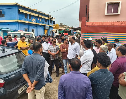 ಅಧಿಕಾರಿಗಳೊಂದಿಗೆ ಮಲ್ಪೆಯ ಬಂದರಿಗೆ ಭೇಟಿ ನೀಡಿದ ಯಶ್​ಪಾಲ್​ ಸುವರ್ಣ ಅಭಿವೃದ್ಧಿ ಕಾಮಗಾರಿಗಳನ್ನು ಪರಿಶೀಲಿಸಿದರು. ಸುರೇಶ್​ ಸಾಲ್ಯಾನ್​, ರವಿ ಸಾಲ್ಯಾನ್​, ರಮೇಶ್​ ಕೋಟ್ಯಾನ್​, ಲಕ್ಷೀಶ್​ ಬಂಗೇರ ಇತರರಿದ್ದರು.