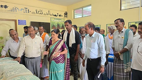 ಮಂಡ್ಯ ತಾಲೂಕು ವಿ.ಸಿ ಫಾರಂನ ಕೃಷಿ ವಿಜ್ಞಾನ ಕೇಂದ್ರದಲ್ಲಿ ಆಯೋಜಿಸಿದ್ದ ಮುಂಗಾರು ತಾಂತ್ರಿಕ ಆಂದೋಲನದಲ್ಲಿ ರೈತರು ಮತ್ತು ರೈತ ಮಹಿಳೆಯರು ಮಾಹಿತಿ ಪಡೆದರು.