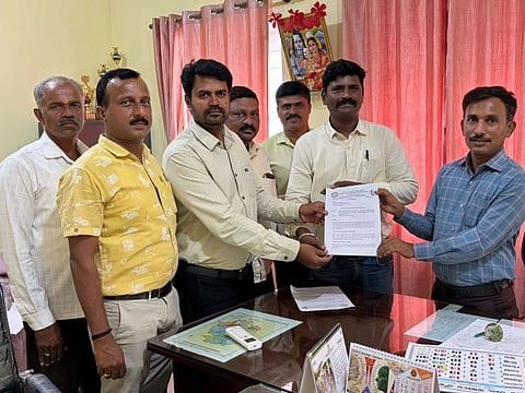 ಮಂಡ್ಯತಾಲೂಕು ಪಂಚಾಯಿತಿ ಇಒ ಲೋಕೇಶ್‌ಮೂರ್ತಿ ಅವರಿಗೆ ಪಂಚಾಯಿತಿ ಅಭಿವೃದ್ಧಿ ಅಧಿಕಾರಿಗಳ(ಬಿ ಗ್ರೇಡ್) ಹುದ್ದೆ ಉನ್ನತೀಕರಣ ಸಂಘದ ಪದಾಧಿಕಾರಿಗಳು ಮನವಿ ಸಲ್ಲಿಸಿದರು.