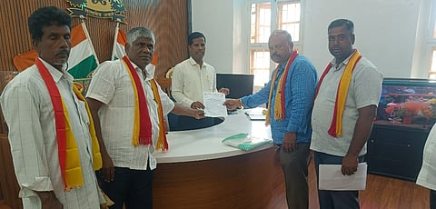 ಮಂಡ್ಯದಲ್ಲಿ ಜಿಲ್ಲಾಧಿಕಾರಿ ಡಾ.ಕುಮಾರ ಅವರಿಗೆ ಕರವೇ ಕಾರ್ಯಕರ್ತರು ಮನವಿ ಸಲ್ಲಿಸಿದರು.