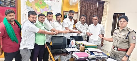 ಮಂಡ್ಯದಲ್ಲಿ ಜಿಲ್ಲಾ ಪೊಲೀಸ್ ಅಧೀಕ್ಷಕಿ ಡಾ.ವಿ.ಜೆ.ಶೋಭಾರಾಣಿ ಅವರಿಗೆ ಜೆಡಿಎಸ್ ಮುಖಂಡರು ದೂರು ಸಲ್ಲಿಸಿದರು.
