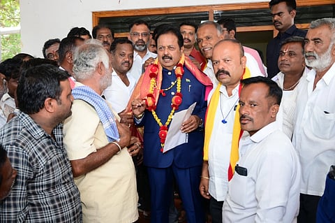 ಮಂಡ್ಯದಲ್ಲಿ ಸಚಿವ ಎನ್.ಚಲುವರಾಯಸ್ವಾಮಿ ಅವರಿಗೆ ಹೊರಗುತ್ತಿಗೆ ಆಧಾರಿತ ಸವಡೆಗಳ ಸಂಘದ ಪದಾಧಿಕಾರಿಗಳು ಮನವಿ ಸಲ್ಲಿಸಿದರು.