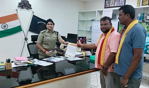 ಮಂಡ್ಯದಲ್ಲಿ ಜಿಲ್ಲಾ ಪೊಲೀಸ್ ವರಿಷ್ಠಾಧಿಕಾರಿ ಡಾ.ವಿ.ಜೆ.ಶೋಭಾರಾಣಿ ಅವರಿಗೆ ಕಕಜವೇಯಿಂದ ಮನವಿ ಸಲ್ಲಿಸಲಾಯಿತು.