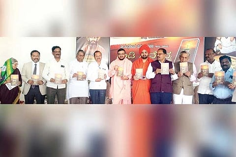 ಮಾನ್ವಿಯಲ್ಲಿ ಭಾನುವಾರ ‘ನುಡಿ ನೈವೇದ್ಯ’ ಕೃತಿಯನ್ನು ಜಿಲ್ಲಾ ಕಸಾಪ ಮಾಜಿ ಅಧ್ಯಕ್ಷ ಮಹಾಂತೇಶ ಮಸ್ಕಿ ಬಿಡುಗಡೆ ಮಾಡಿದರು. ಕಲ್ಮಠದ ವಿರೂಪಾಕ್ಷ ಪಂಡಿತಾರಾಧ್ಯ ಶಿವಾಚಾರ್ಯರು, ಚೀಕಲಪರ್ವಿ ರುದ್ರಮುನೀಶ್ವರ ಮಠದ ಸದಾಶಿವ ಸ್ವಾಮೀಜಿ, ಪ್ರಕಾಶಕಿ ರಾಚಮ್ಮ ಸಾಂಬಯ್ಯಸ್ವಾಮಿ, ಲೇಖಕ ಡಾ.ಚಂದ್ರಶೇಖರ ಸುವರ್ಣಗಿರಿಮಠ ಇತರರಿದ್ದರು.