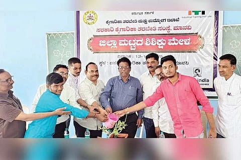 ಮಾನ್ವಿಯಲ್ಲಿ ಶಿಶಿಕ್ಷು ಮೇಳಕ್ಕೆ ಬಿಇಒ ಚಂದ್ರಶೇಖರ ದೊಡ್ಡಮನಿ ಚಾಲನೆ ನೀಡಿದರು. ತಾಲೂಕು ನೌಕರರ ಸಂಘದ ಅಧ್ಯಕ್ಷ ಸುರೇಶ್ ಕುರ್ಡಿ, ಪ್ರಾಚಾರ್ಯರಾದ ರುದ್ರಗೌಡ ಪಾಟೀಲ್, ತಿಪ್ಪಣ್ಣ ಹೊಸಮನಿ, ಮುಕ್ಕಣ್ಣ, ಗಂಗಪ್ಪ, ಶರಣಪ್ಪ ಹಿಪ್ಪಲದಿನ್ನಿ ಇತರರಿದ್ದರು.