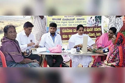 ಚೀಕಲಪರ್ವಿ ಗ್ರಾಮದಲ್ಲಿ ಆಯೋಜಿಸಿದ್ದ ಆರೋಗ್ಯ ತಪಾಸಣೆ ಶಿಬಿರದಲ್ಲಿ ನರೇಗಾ ಕೂಲಿ ಕಾರ್ಮಿಕರಿಗೆ ವೈದ್ಯಾಧಿಕಾರಿ ಪಾಂಡುರಂಗ ಪರೀಕ್ಷಿಸಿದರು. ಈ ವೇಳೆ ಸಮುದಾಯ ಸುರಕ್ಷಾಧಿಕಾರಿ ಮಂಜುಳಾ, ಚಿದಾನಂದಪ್ಪ ಇತರರಿದ್ದರು.