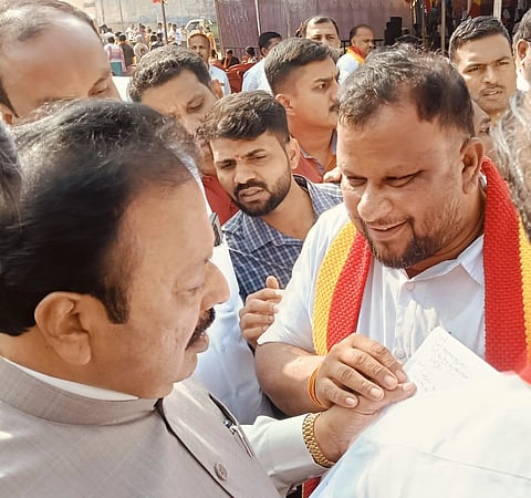 ಮಂಡ್ಯದಲ್ಲಿ ಜಿಲ್ಲಾ ಉಸ್ತುವಾರಿ ಸಚಿವ ಎನ್.ಚಲುವರಾಯಸ್ವಾಮಿ ಅವರಿಗೆ  ಕಸ್ತೂರಿ ಕರ್ನಾಟಕ ಜನಪರ ವೇದಿಕೆ ಜಿಲ್ಲಾಧ್ಯಕ್ಷ ವಿ.ಸಿ.ಉಮಾಶಂಕರ ಮನವಿ ಸಲ್ಲಿಸಿದರು.
