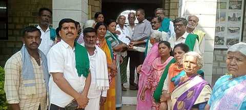 ಮದ್ದೂರು ನಗರಸಭೆ ಸೇರ್ಪಡೆ ವಿರೋಧಿಸಿ ಮಂಡ್ಯದಲ್ಲಿ ಗೆಜ್ಜಲಗೆರೆ ಗ್ರಾಮಸ್ಥರು ಆಕ್ಷೇಪಣೆ ಪತ್ರ ಸಲ್ಲಿಸಿದರು.