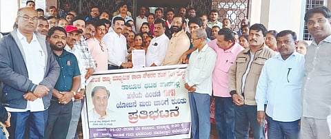 ವಿವಿಧ ಬೇಡಿಕೆ ಈಡೇರಿಸಬೇಕು ಎಂದು ಹಾನಗಲ್ಲಿನಲ್ಲಿ ಮಾಧ್ಯಮಿಕ ಶಾಲಾ ನೌಕರರ ಸಂಘದಿಂದ ತಹಸೀಲ್ದಾರ್‌ಗೆ  ಮನವಿ ಸಲ್ಲಿಸಲಾಯಿತುತು. ಡಿ.ಡಿ.ಲಂಗೋಟಿ, ಸಂತೋಷ ವಡ್ಡರ, ಸುರೇಶ ದಾಸರ, ಐ.ಪಿ.ಕುಂಕೂರ, ವಸಂತ ಚಿಕ್ಕಣ್ಣನವರ, ಸಂತೋಷ ದೊಡ್ಡಮನಿ, ಕೆ.ರೇಣುಕಾ, ಕೆ.ವಿನುತಾ, ಚೈತ್ರಾ ಮಡಿವಾಳರ ಇದ್ದರು.