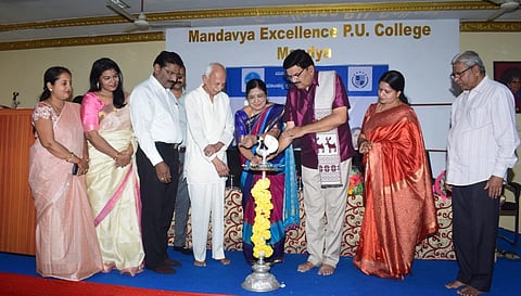 ಮಂಡ್ಯ ನಗರದ ಮಾಂಡವ್ಯ ಪ್ರಥಮ ದರ್ಜೆ ಕಾಲೇಜು ಸಭಾಂಗಣದಲ್ಲಿ ಆಯೋಜಿಸಿದ್ದ ಉಪನ್ಯಾಸ ಮಾಲಿಕೆ ಕಾರ್ಯಕ್ರಮವನ್ನು ವಾಗ್ಮಿ ಪ್ರೊ.ಎಂ.ಕೃಷ್ಣೇಗೌಡ ಉದ್ಘಾಟಿಸಿದರು. 