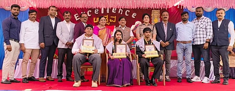 ಮಂಡ್ಯದ ಮಾಂಡವ್ಯ ಎಕ್ಸಲೆನ್ಸ್ ಪದವಿ ಪೂರ್ವ ಕಾಲೇಜಿನಲ್ಲಿ ಆಯೋಜಿಸಿದ್ದ ಸಮಾರಂಭದಲ್ಲಿ ವಿದ್ಯಾರ್ಥಿಗಳಾದ ಬಿ.ಯು.ಉನ್ನತಿ, ನಿಖಿಲ್ ವರ್ಧನ್ ಹಾಗೂ ಎಂ.ವಿ.ಯಶವಂತಗೌಡ ಅವರನ್ನು ಸನ್ಮಾನಿಸಲಾಯಿತು. 