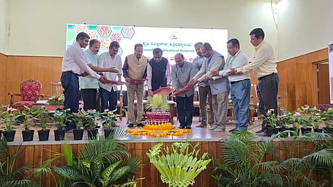 ಮಂಡ್ಯ ತಾಲೂಕು ವಿ.ಸಿ ಫಾರಂನಲ್ಲಿ ಆಯೋಜಿಸಿದ್ದ ಪೂರ್ವ ಮುಂಗಾರು ಆಂದೋಲನ ಕಾರ್ಯಕ್ರಮವನ್ನು ಕೃಷಿ ವಿವಿ ಕುಲಪತಿ ಡಾ.ಕೆ.ಸಿ.ನಾರಾಯಣಸ್ವಾಮಿ ಉದ್ಘಾಟಿಸಿದರು.